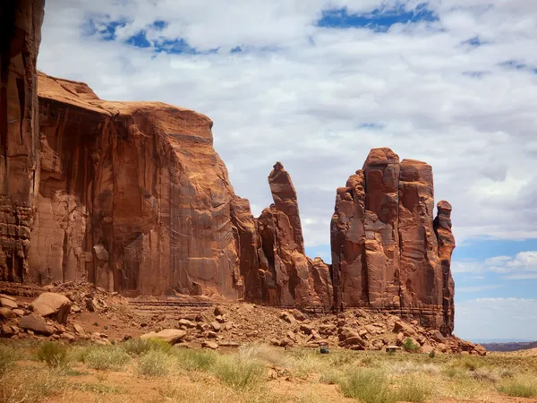 What Cultural Etiquette Should I Follow When Visiting Monument Valley?