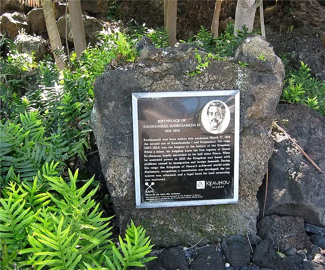 stone memorial of king kamehameha
